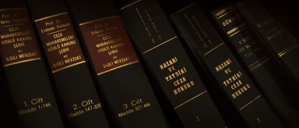 Balanza de la justicia y libros de derecho sobre un escritorio